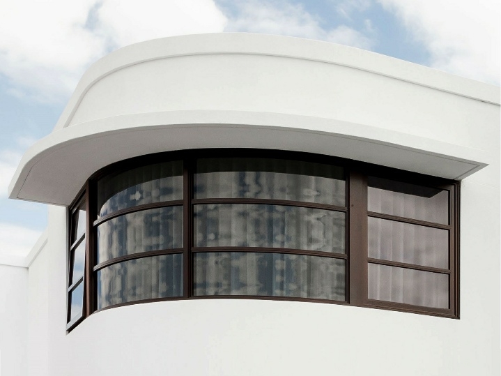 Curved window with horizontal glazing bars