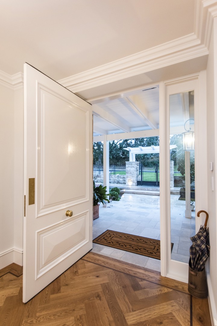 Pivot door Empire Cedar West