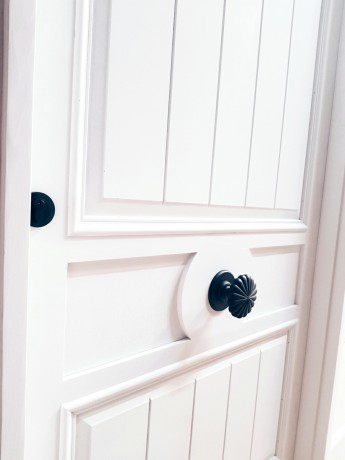 Custom door round handle Cedar West